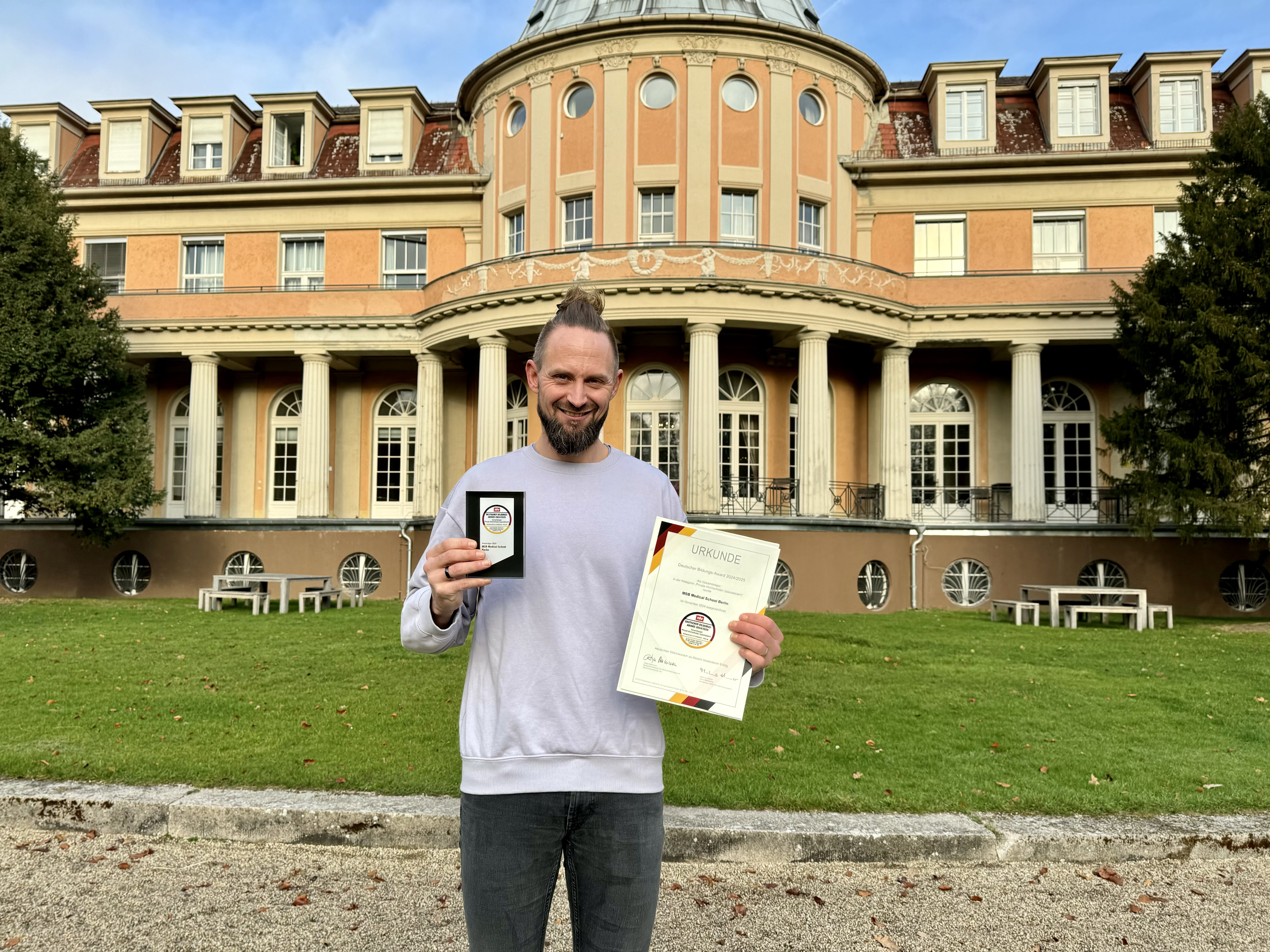 Prof. Dr. Max Happel mit der Auszeichnung in der Kategorie Private Hochschulen (spezialisiert) 2024/25