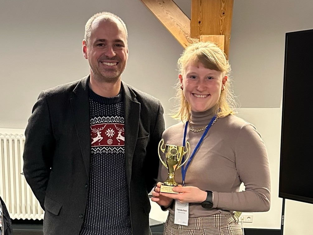 Die Gewinnerin des Science Slam, Franziska Reich mit Prof. Dr. André Körner.